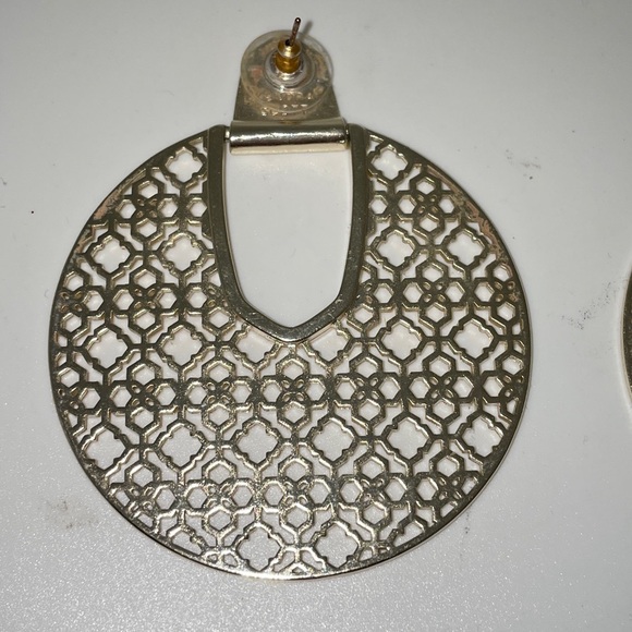 Kendra Scott - DIANE gold filigree statement disc pierced earrings - Picture 5 of 7
